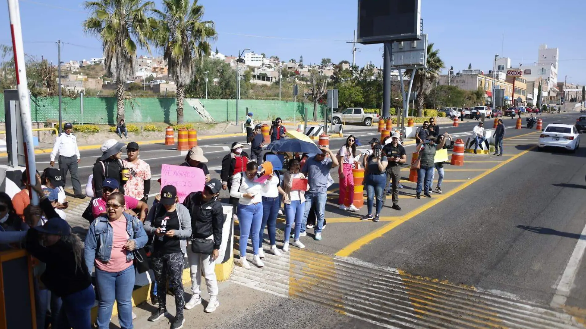 Maestros bloquean caseta Guanajuato - Silao por altas deducciones en pagos  (5)